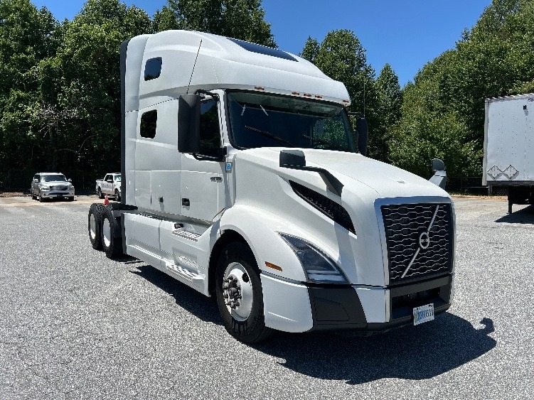2025 Freightliner Cascadia 126 6x4 T/A Sleeper Truck Tractor