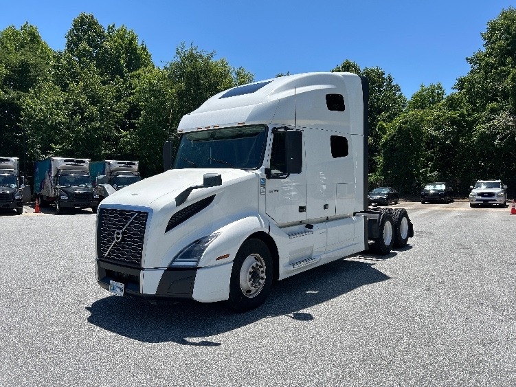 2025 Freightliner Cascadia 126 6x4 T/A Sleeper Truck Tractor - Photo 3