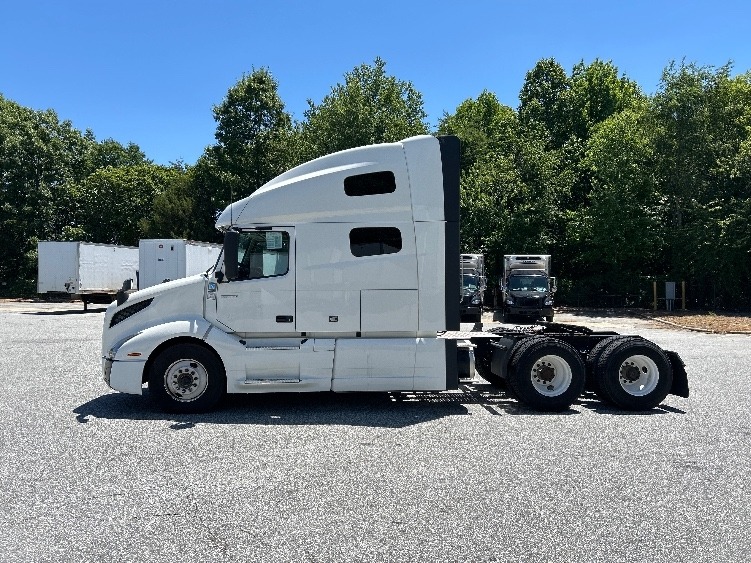 2025 Freightliner Cascadia 126 6x4 T/A Sleeper Truck Tractor - Photo 4