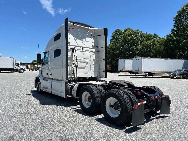 2025 Freightliner Cascadia 126 6x4 T/A Sleeper Truck Tractor - Photo 5